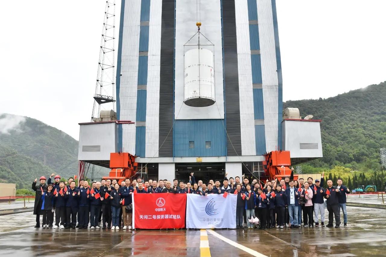 “天问”二号已入座。5月18日我国行星探测计划的重头戏，天问二号已经转入发射区，