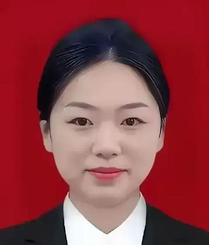 翟元敏，女，出生于2002年11月，山东临沂人，现为山东青岛城阳棘洪滩街道居民，