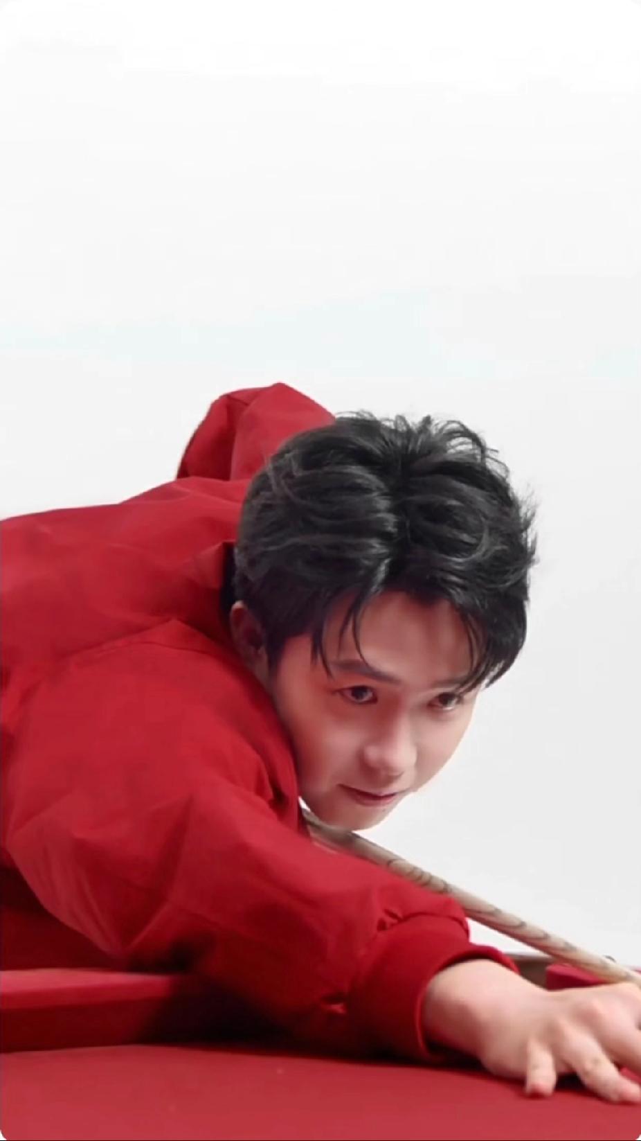 王楚钦这组红装大片，年味和气场直接拉满！🧨刚在亚洲杯上捧起冠军奖杯的大头