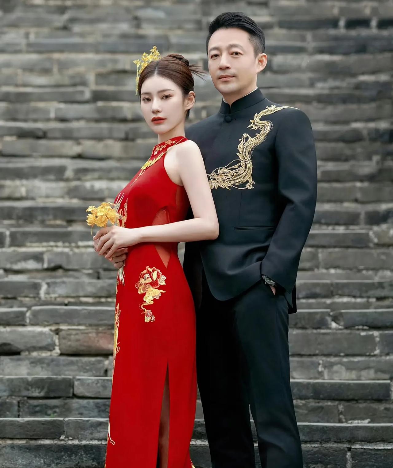 汪小菲北京大婚现场曝光，夫妻俩都穿着新中式结婚礼服！走出酒店时，两人就像模特走秀