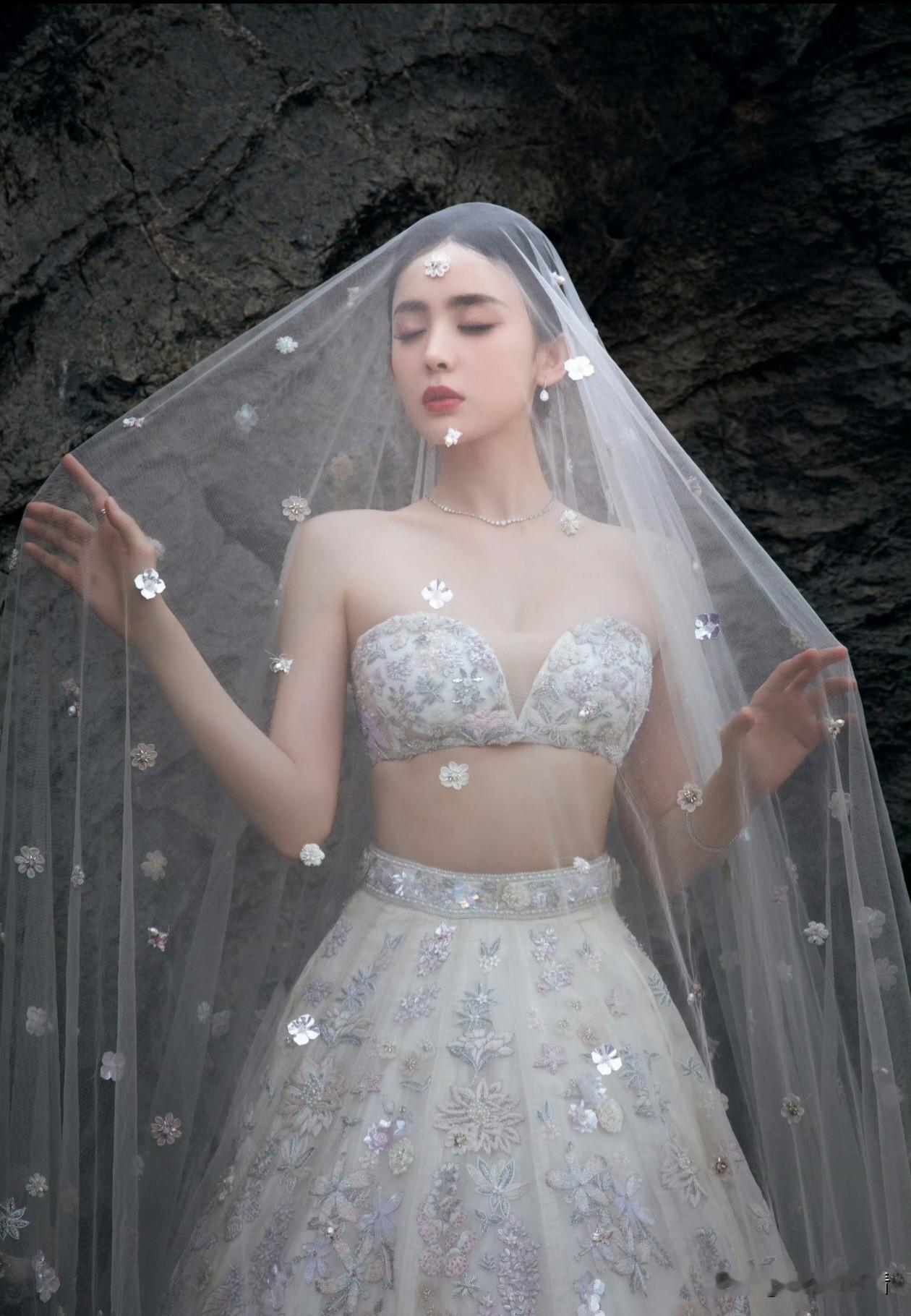 娜扎这套真是神女！身材性感丰满，一身白纱，梦幻柔美，很难让人不心动！娜扎的身材饱满但不臃肿，背上的“