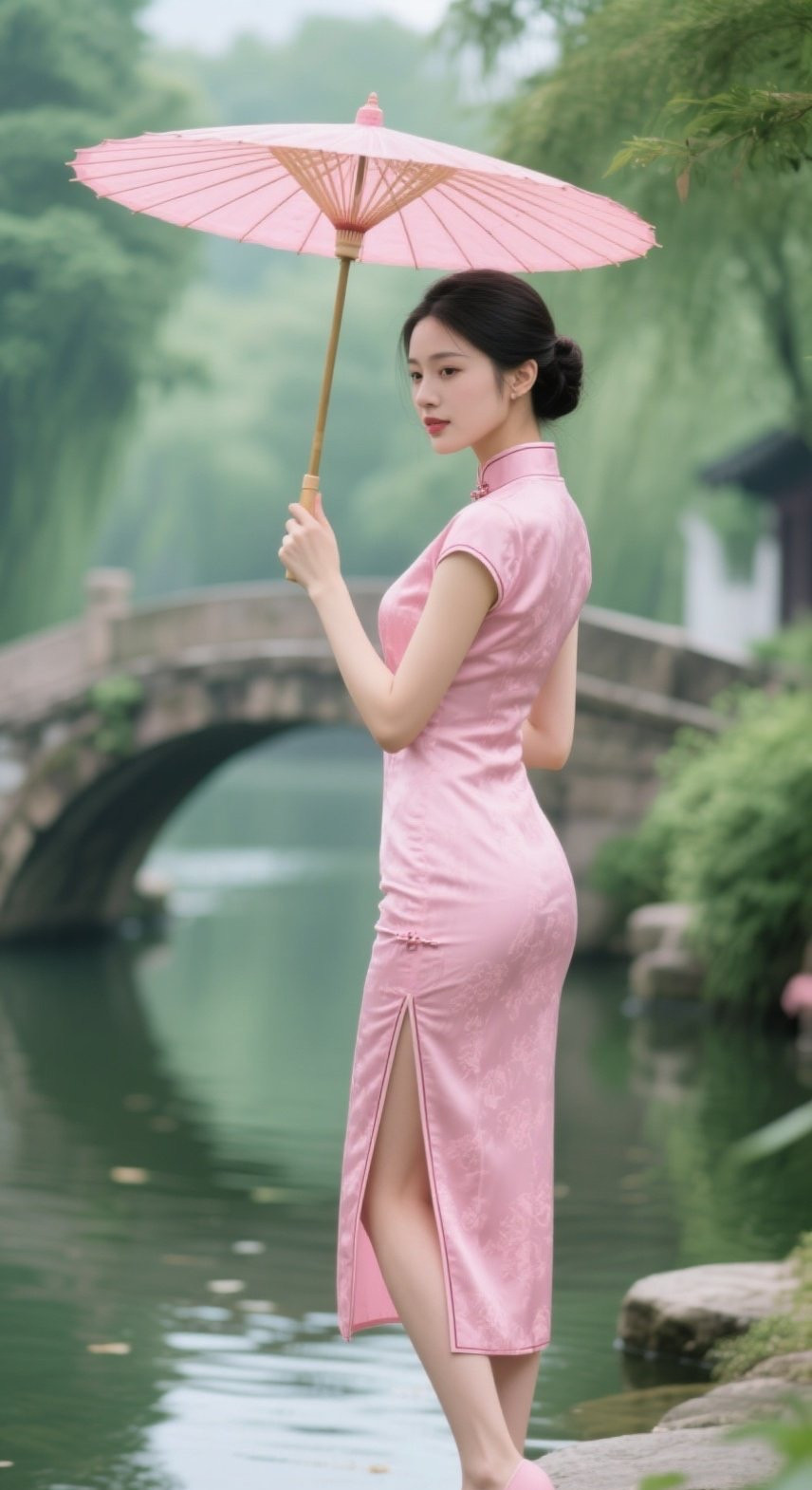 温婉美眉旗袍裹身，低眉垂眼尽是柔情