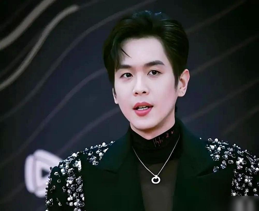 我一直以为，范闲那个角色，就是给张若昀量身定做的。结果今天才知道，扯淡。