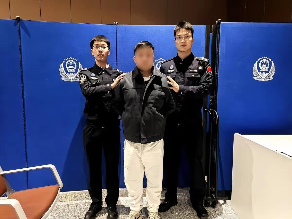 北京大兴机场边检口，一个男人递上护照，表情就跟旁边排队去旅游的大哥一模一样。但