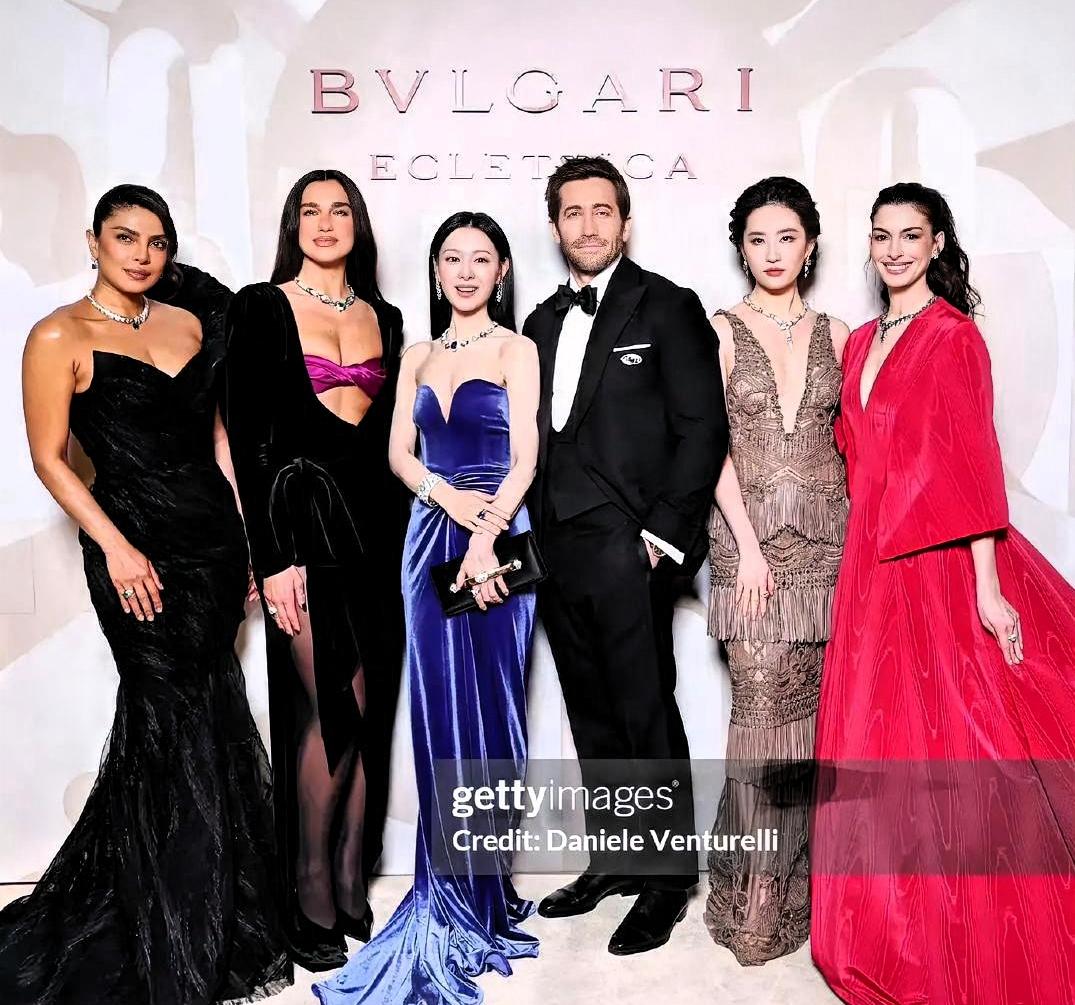 刚刷到合照，我直接看傻了。评论区吵翻了——有人说她配，有人说她凭什么。行