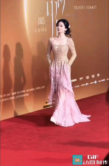 刘诗诗又给女星们上了一课，双手插兜出场！果然精致啊，第一次知道这种礼