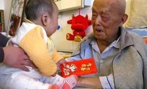 2007年，70岁的季承抱着刚出生的儿子来到父亲家里，一进门就跪倒在90岁的父亲