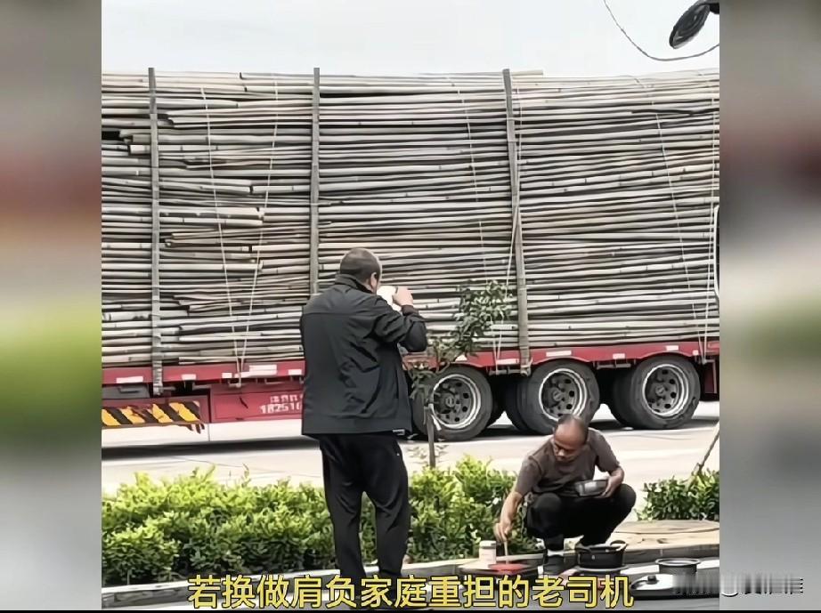 00后货车司机小李，运货到浙江后被货主故意压运费，还威胁要扣他驾照分，小李没吵没