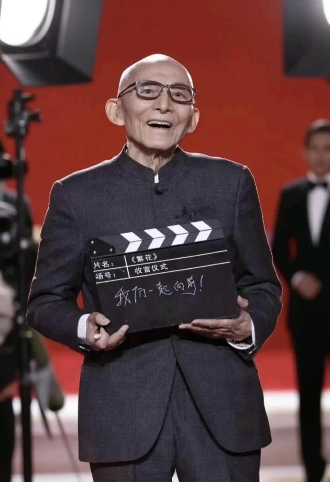 这下好了，不仅《繁华》剧组知道全国人民都知道了，游本昌与秦雯的微信截图曝光了，