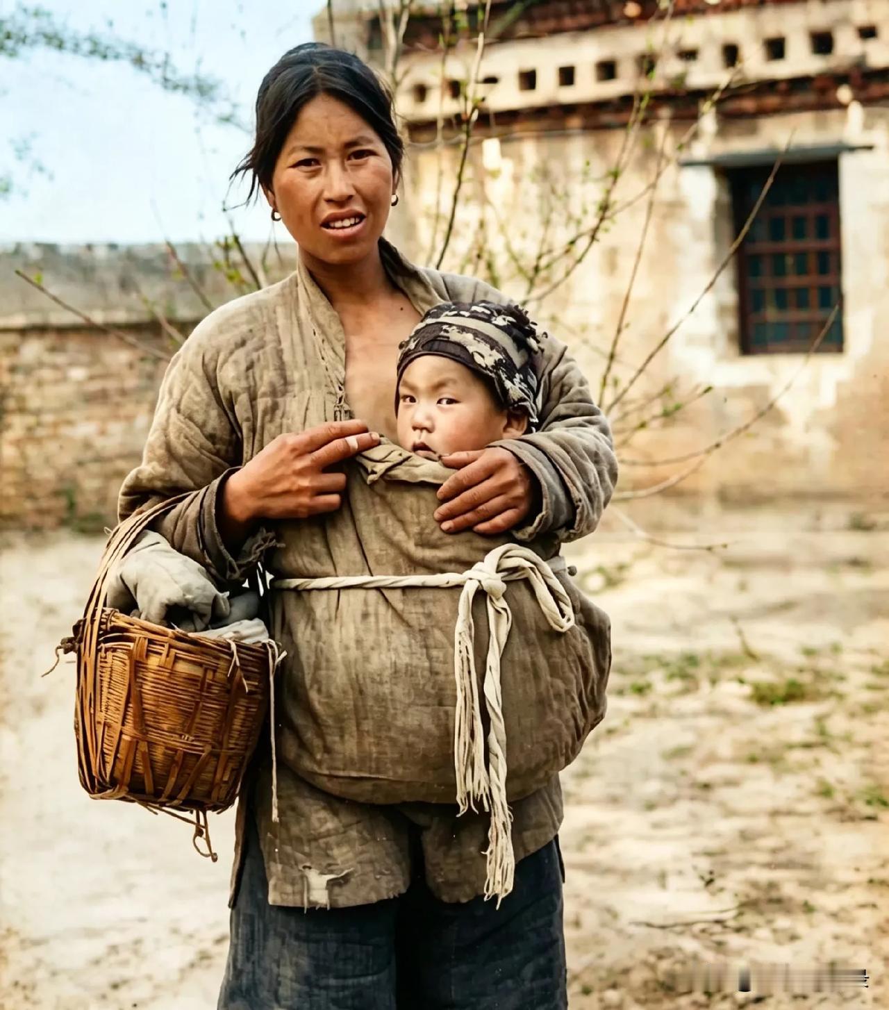 民国老照片里的母子一张高清修复的民国老照片，她站在土坯墙前，像一株被风雨揉皱