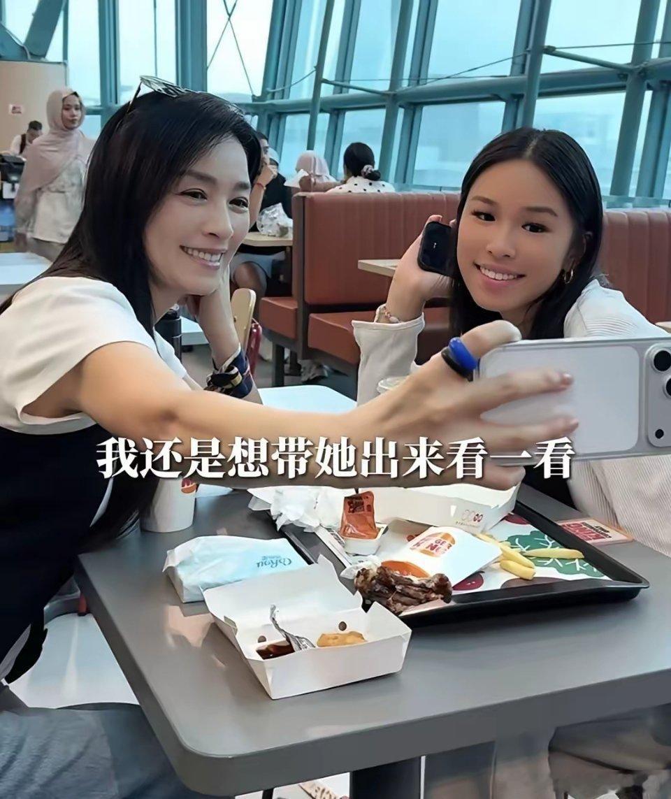 张庭晒与女儿暑假旅行，母女俩肤色一黑一白，年龄明明相差40岁，同框却像一对姐妹花