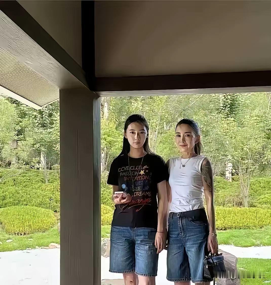 母女俩都属于高颜值，妈妈保养的很好，和女儿看上去不相上下，很漂亮年轻，像30岁以