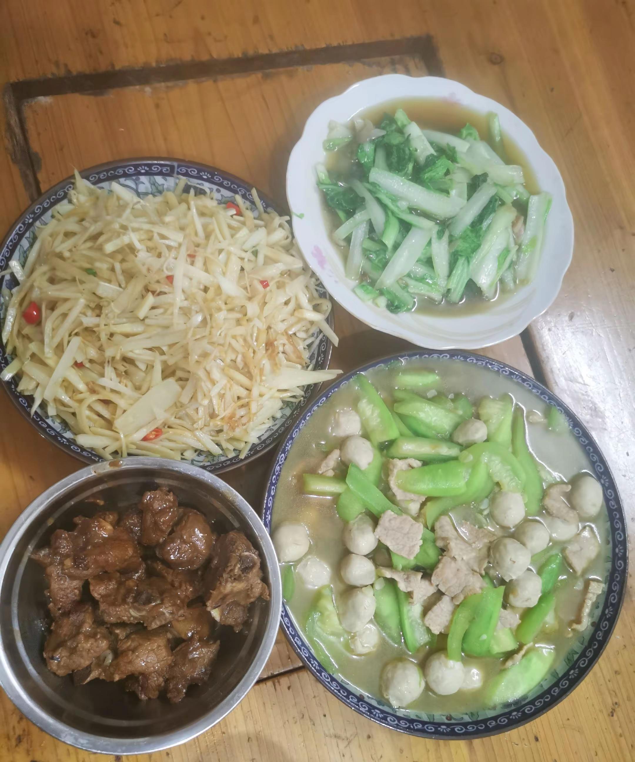 每天煮好饭菜等黄老板回来吃饭！