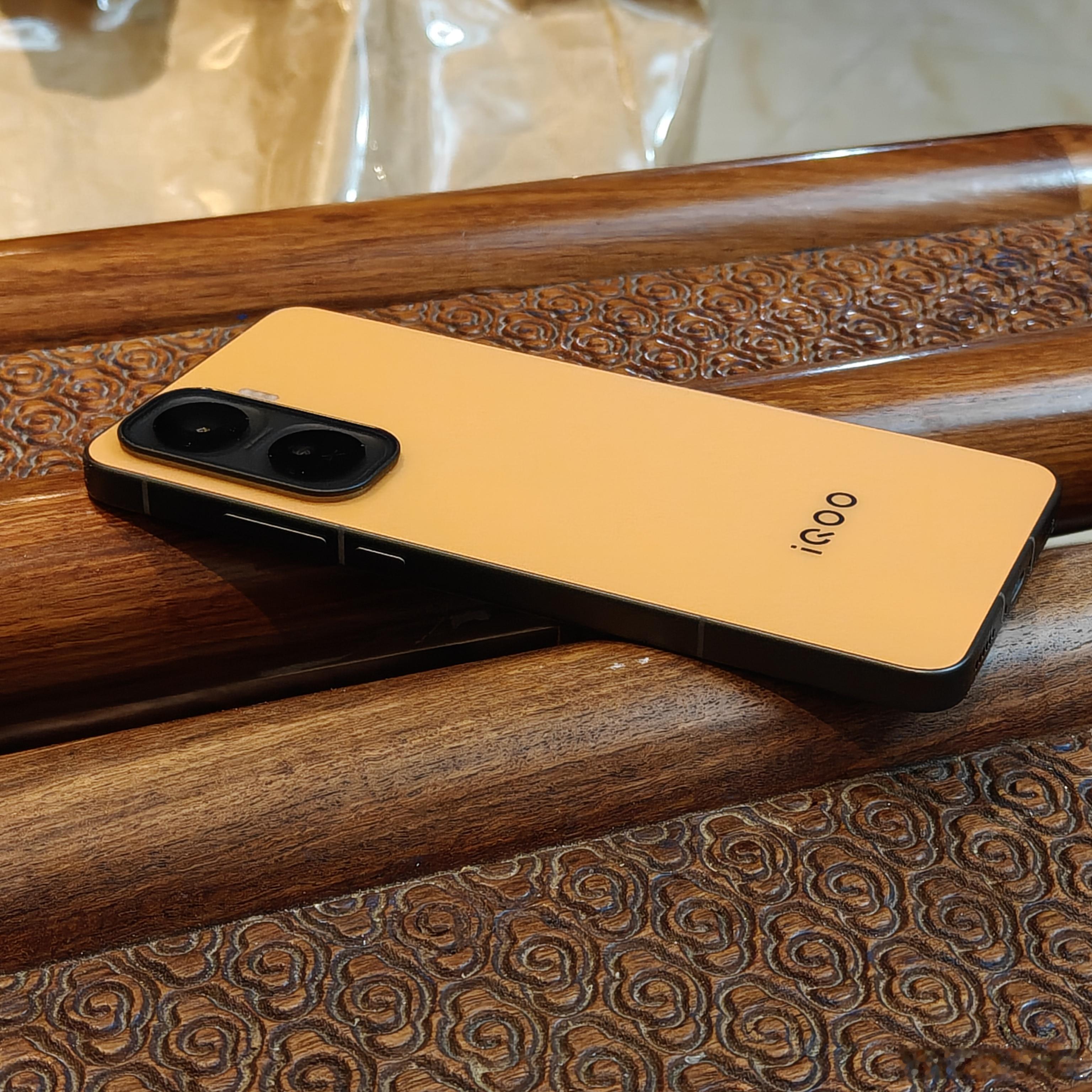 iQOONeo11开箱:这部手机定位非常精准,可以理解为仅次于iQOO15的子