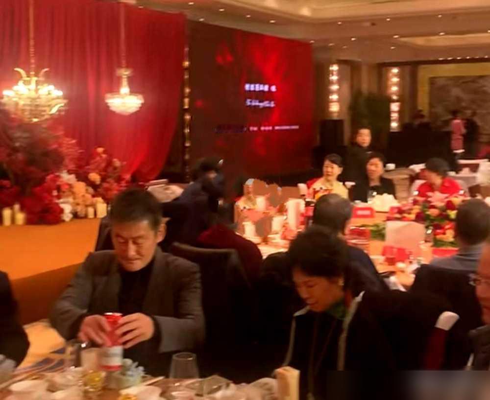 当景岗山在北京饭店对着三瓶茅台狂飙演技时，71岁的朱时茂正握着矿泉水冷静得像个局