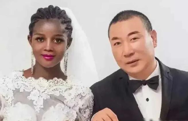 2017年，47岁的中国大叔，跟一个18岁的非洲女孩开玩笑：做我老婆怎么样？谁知
