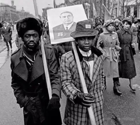 有人问俄罗斯为什么几乎没有黑人？俄罗斯人民回答称：我们国家拒绝任何一个黑人，这不