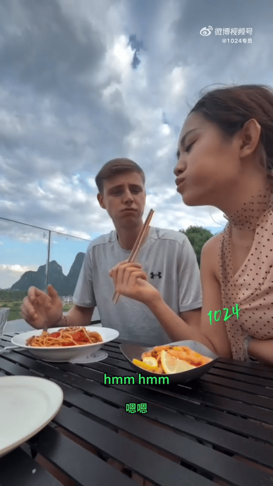 最近有网友扒出，那个跟“麻辣烫女孩”交往的英国网红，还曾去菲律宾交过女朋友！当时