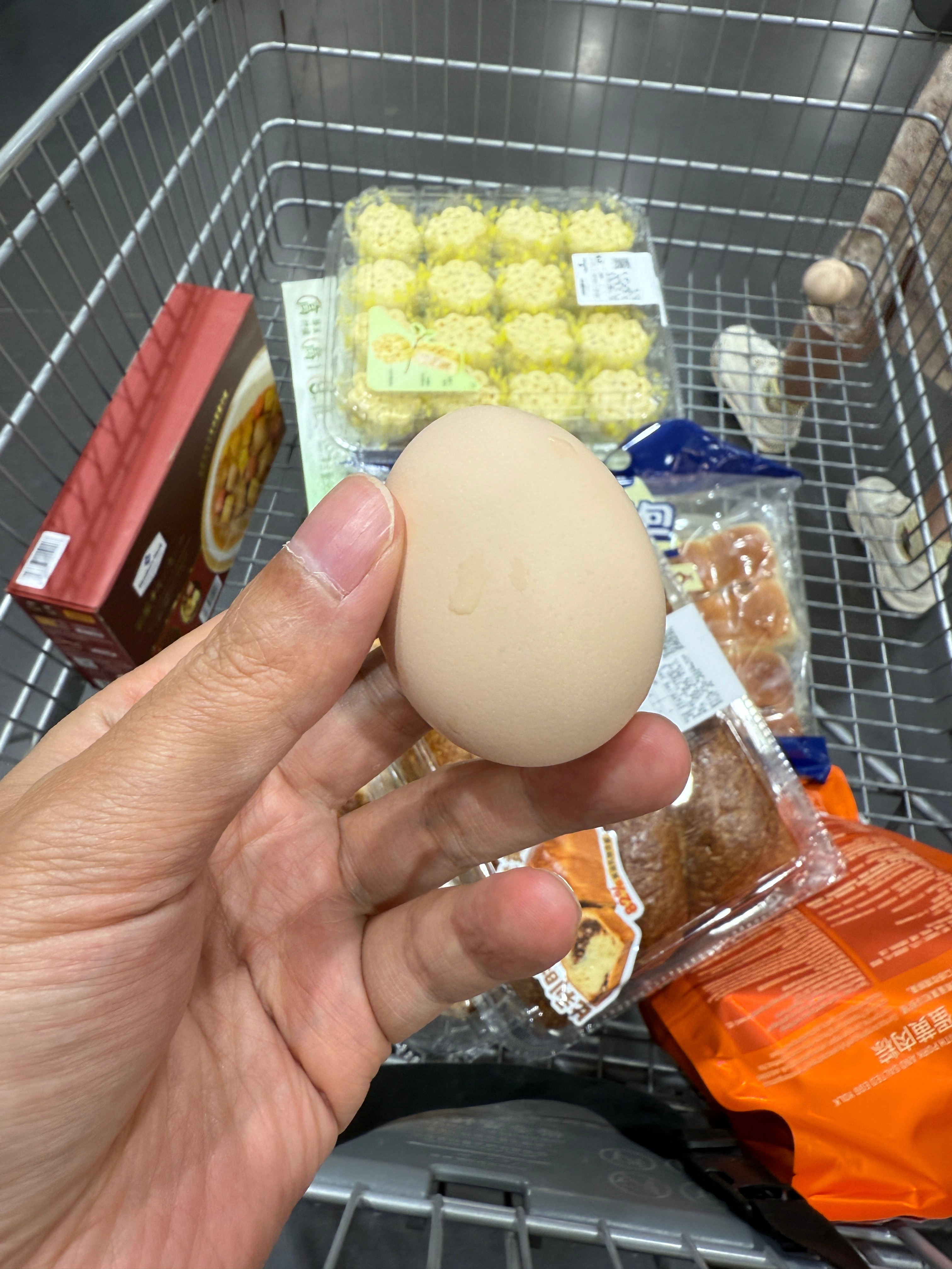 来山姆淘点东西，路过鸡蛋架，试吃员直接给了一个煮鸡蛋我，又是试吃了七八个食品，半