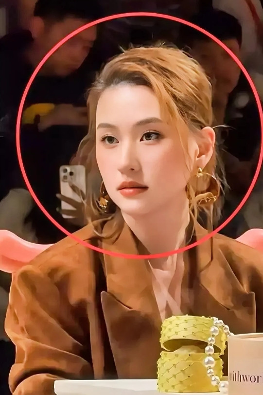 何超莲这事，茶水间都传遍了这次她没有精致的妆容，普通人只能看个热闹！何超莲