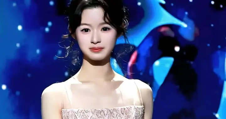 耳环风波后低调亮相 黄杨钿甜以素颜回应舆论压力