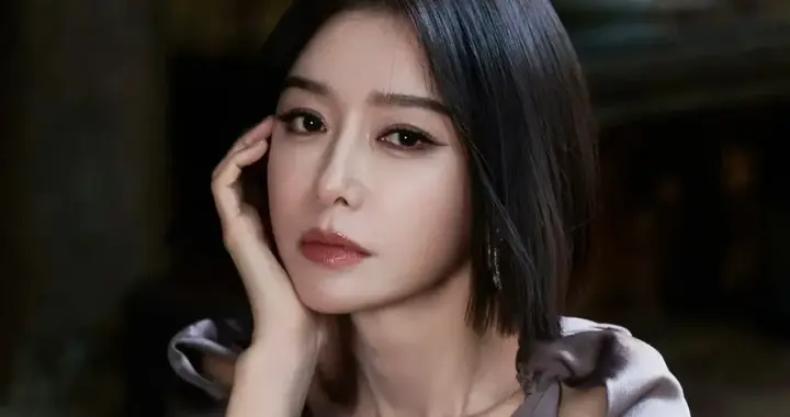 秦岚优雅写真曝光 灰紫色缎面套装自带柔光滤镜