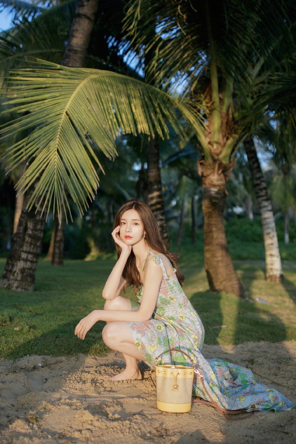 沈梦辰沙滩美拍，碎花吊带裙，纤美灵动。沈梦辰