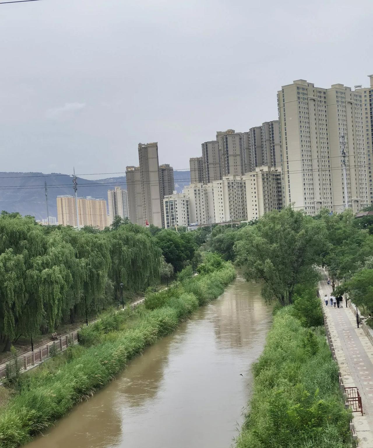 兰州饭馆生意不好的主要原因是，管的太宽！兰州南河道上，有几家以出租车司机为主要