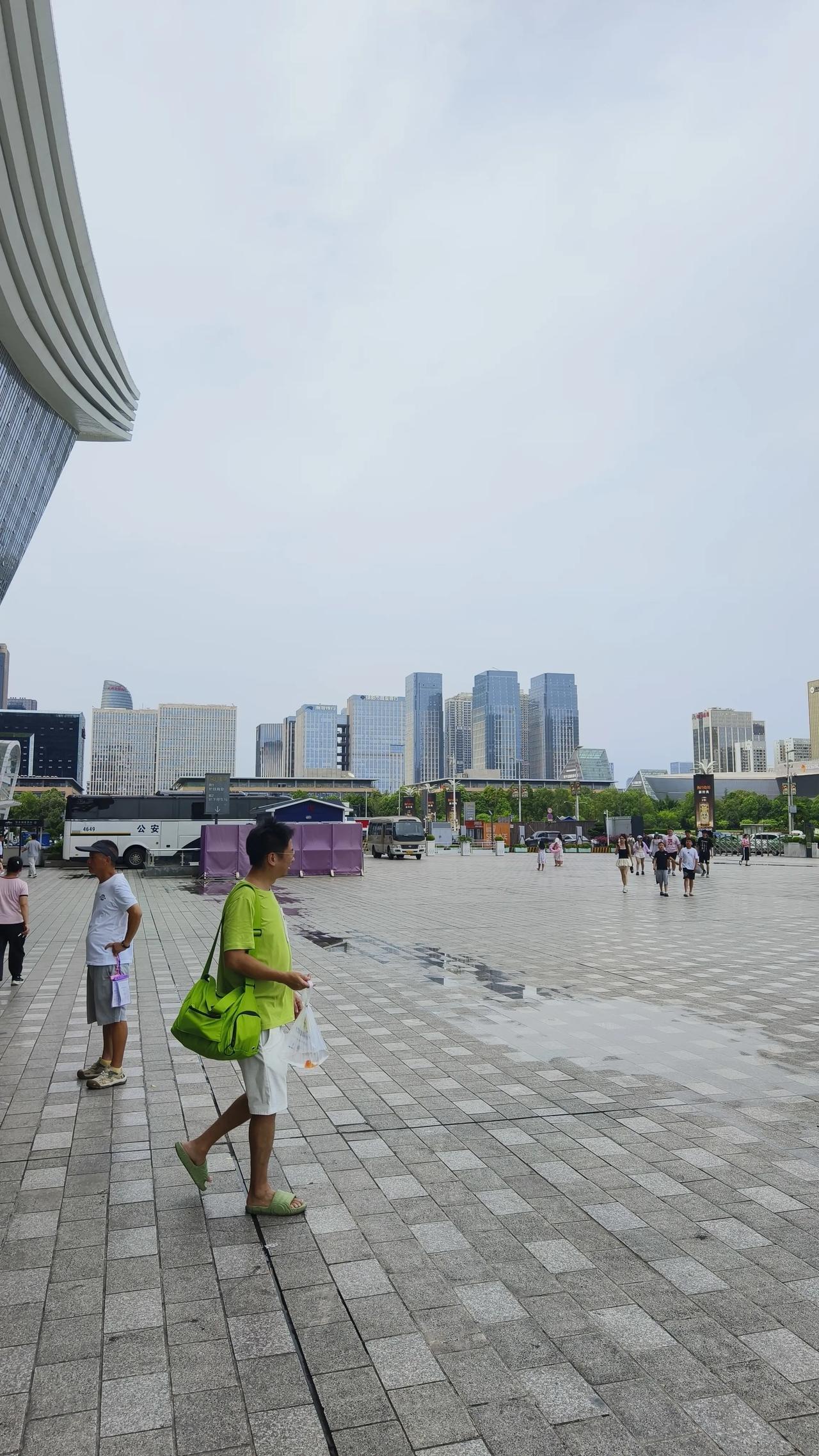 网上把成都高新区吹的很牛很牛，和一线城市无差，这次来成都玩，也去了一次。整体给我