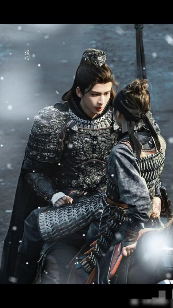 《逐玉》最野的那段骑马戏，被阉了。张凌赫和田曦薇面对面跨坐的镜头，正片里硬生生改