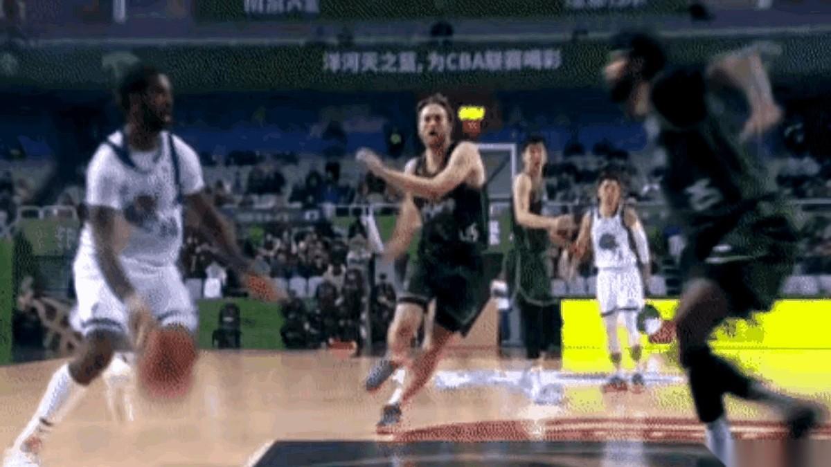 迪亚洛持球冲进去，上篮，命中。球还没落地，他已经拧过身，直挺挺地冲到杨文学面前