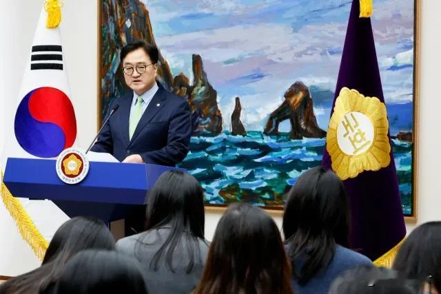 韩国国会议长崔相穆批评代理总统崔相穆“轻视立法部门和宪法裁判所”，要求立即任命马