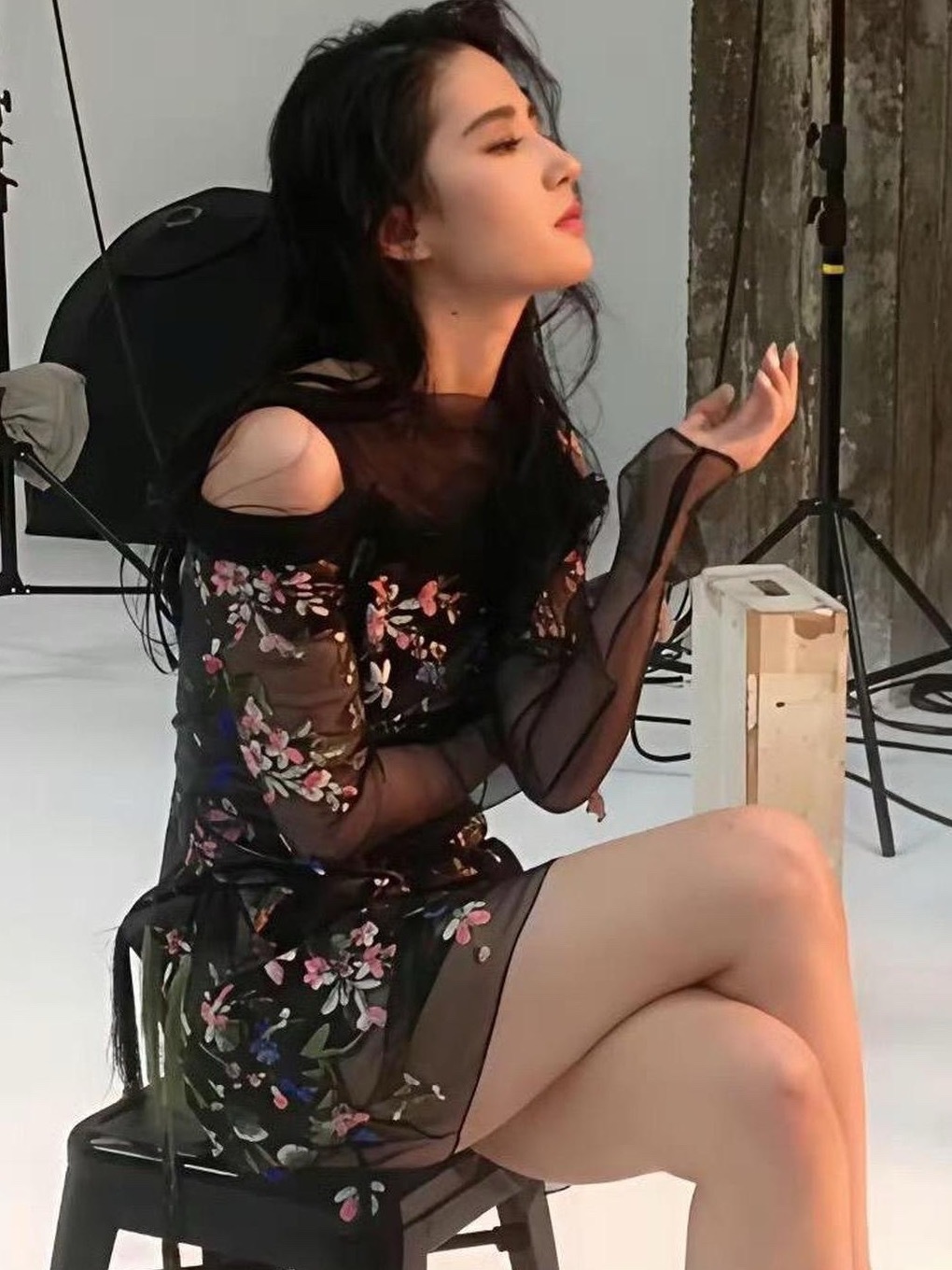 看到刘亦菲也有小肚子，释怀了