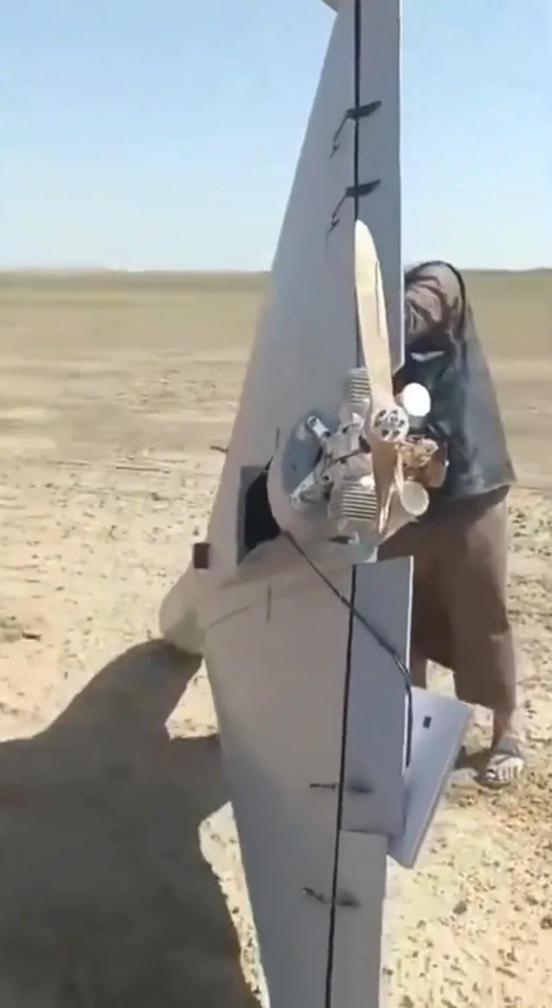 意外收获，伊拉克人捡到美军LUCAS无人机，没有爆炸相当完好，在飞行过程掉地了。