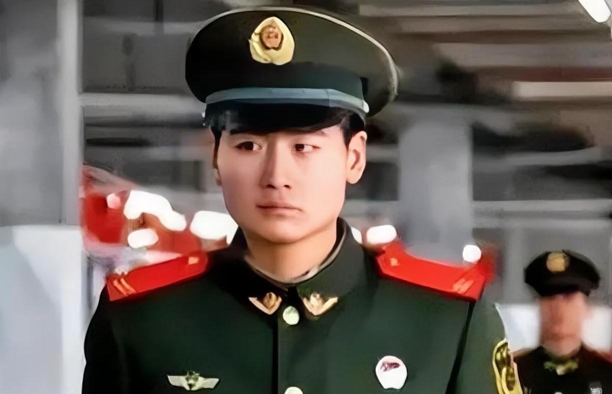 2006年，19岁小战士探完亲刚归队。1大娘带着18岁女儿堵门口，泪流满面，哭喊