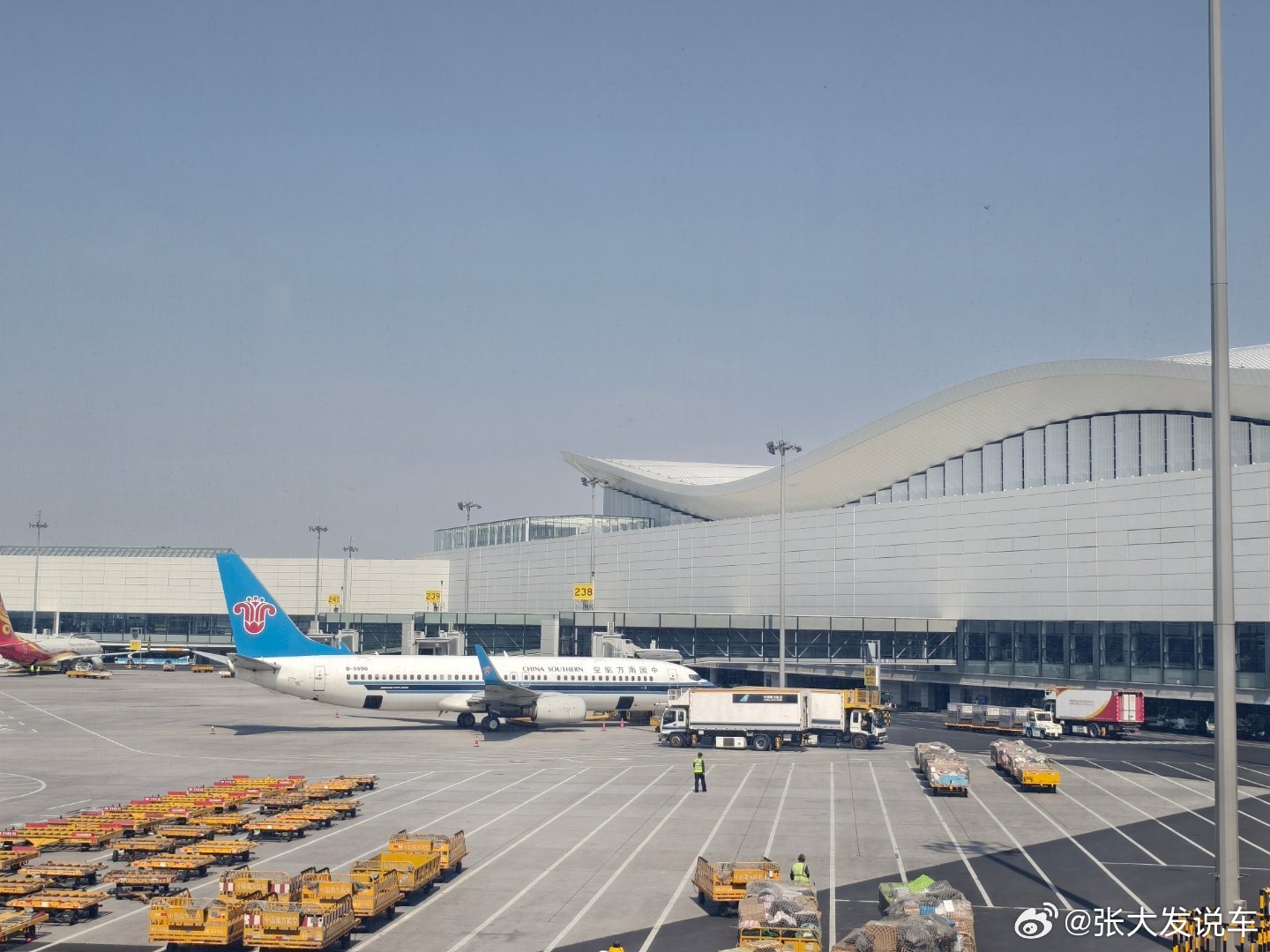 中国太大了早晨8点20从天津飞乌鲁木齐飞机12.30落地2点半还得从乌鲁木齐飞伊