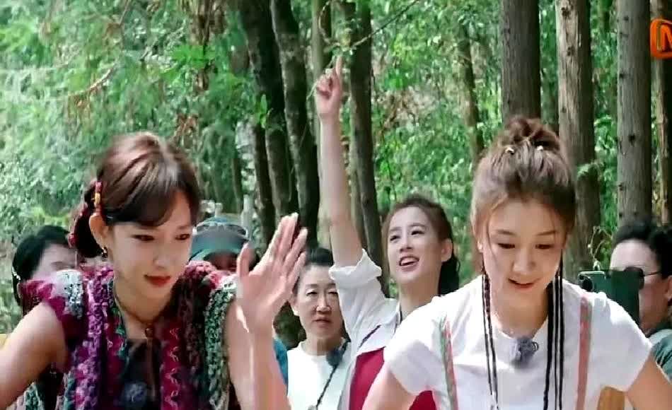 陈梦背12瓶水和程潇一起跑步上山。这姐们儿扛着水就往前冲，背包带子勒得肩