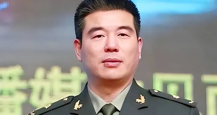 娶小27岁央视才女, 快60岁才当爹, 如今他衰老明显, 娇妻气质出众
