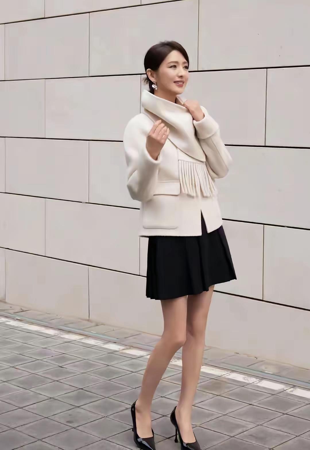 佟丽娅是娱乐圈最美的女神之一，身材也好