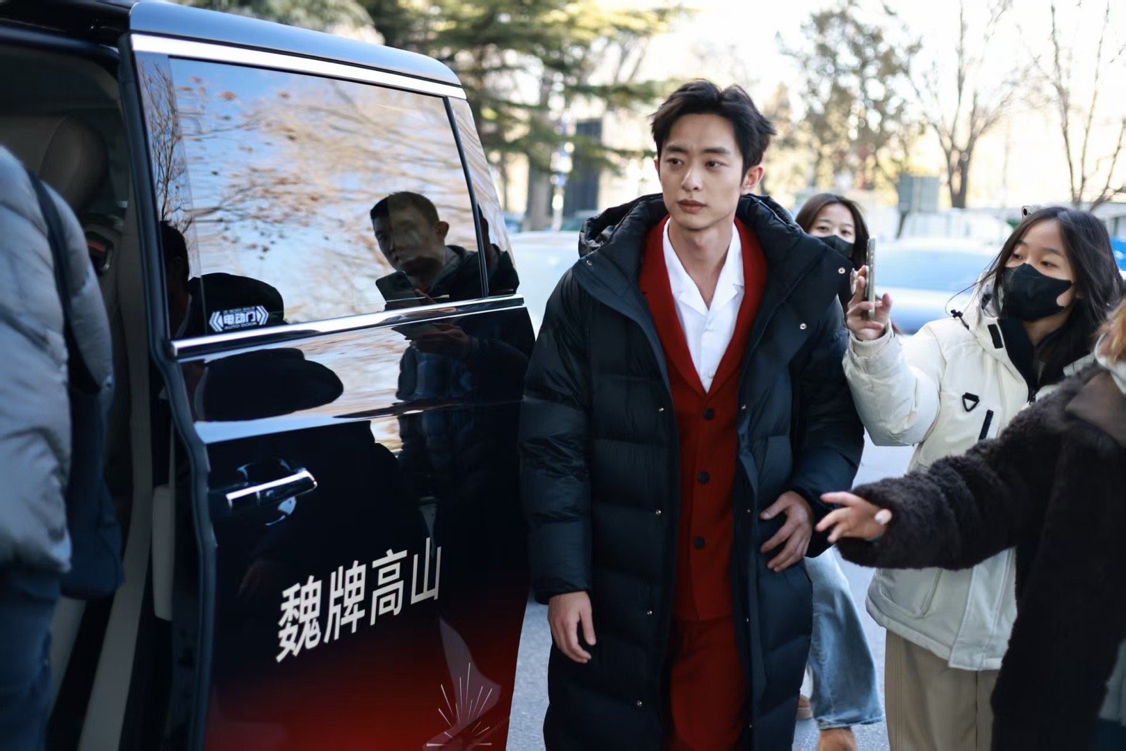 谁家明星下车三秒出神图春晚第四次彩排路透太绝！秦海璐、李昀锐、胡先煦等艺人下车