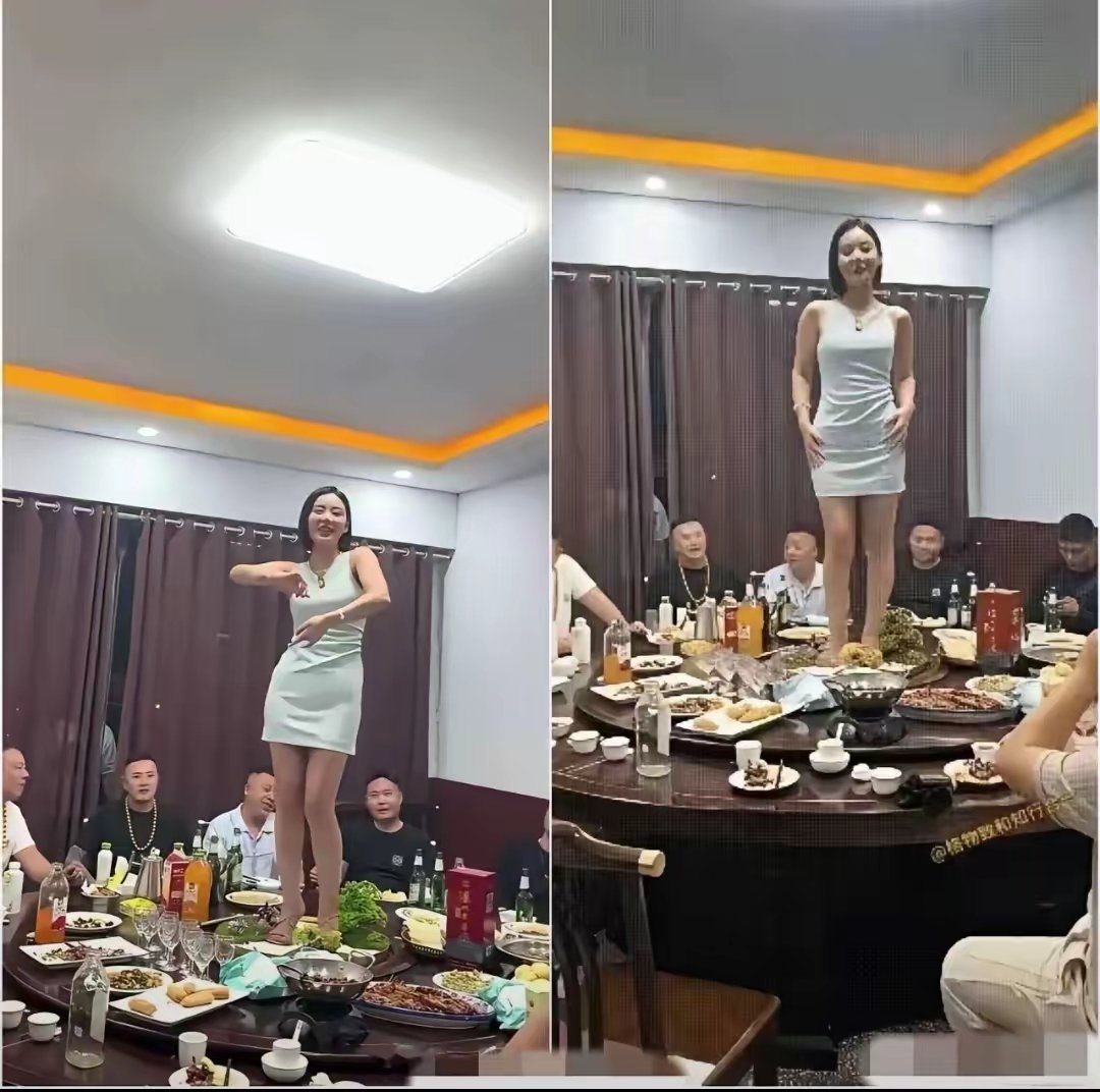 低头玩手机的应该是她老公吧