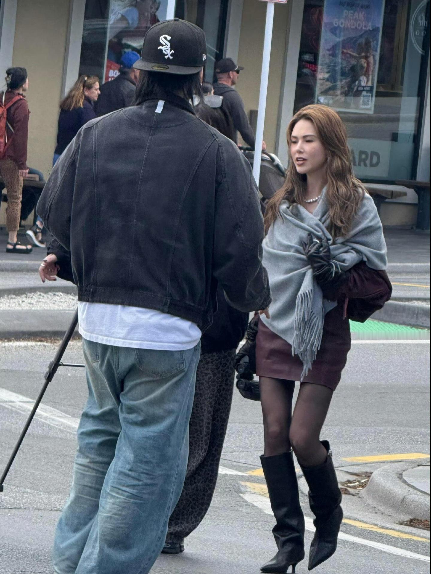 路人镜头下的昆凌，好美！感觉一点都看不出已经是三个孩子的妈妈了