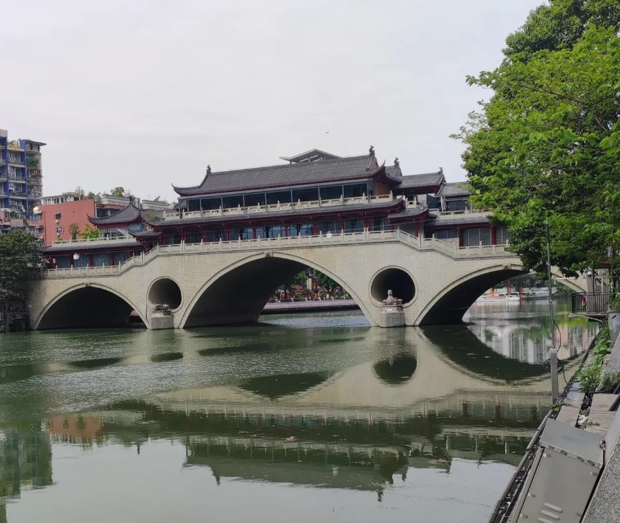 同事小露称，她婆婆今年六十岁了，还不算老，如今在她家帮忙接送孩子，再就是负责买买