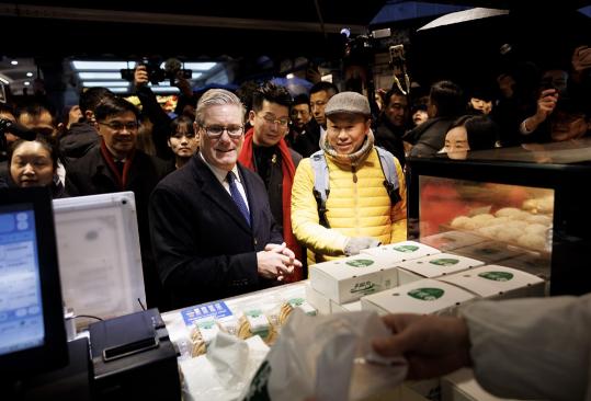 🌙1月30日，斯塔默谈了件趣事，那就是“拉布布”，他激动地说：“我在上海看到‘