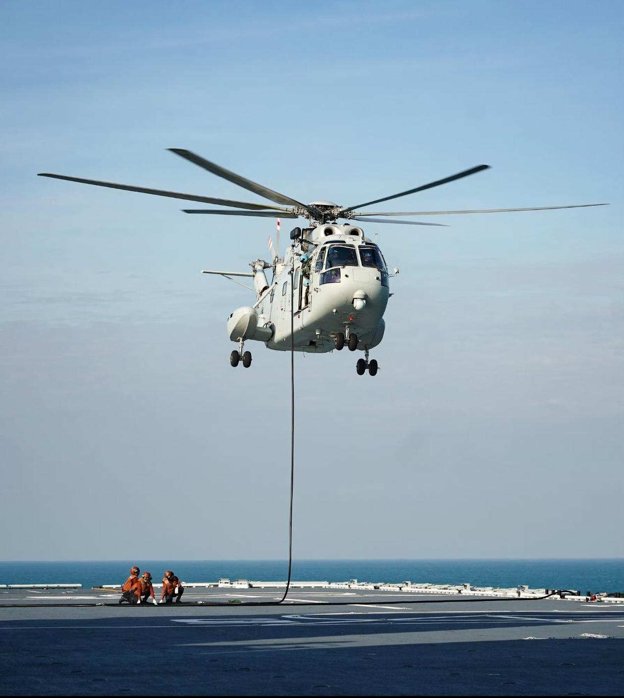 直-18A预警雷达直升机已经是大家熟知的装备了，这是直-18A在075两栖攻击舰