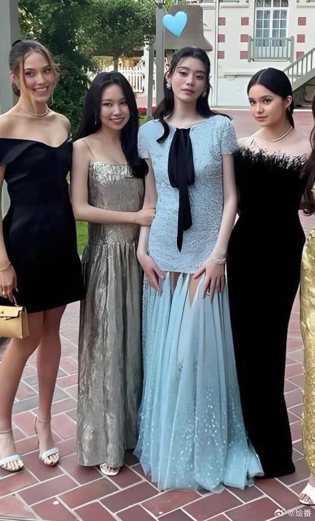 奚梦瑶身边再也看不到谢娜了，怎么连婚礼都没请？旁边站着的是谷爱凌。