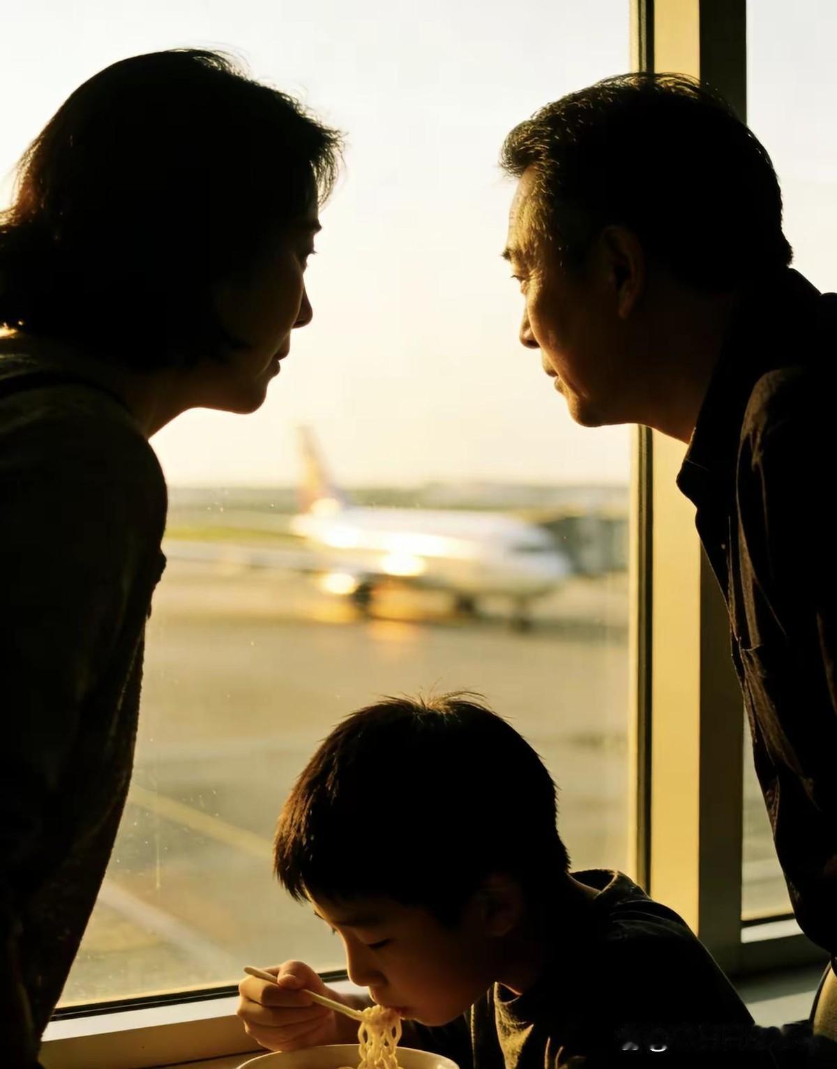 机场候机厅，儿子刚吃过饭，又花近百元吃了一碗面。父母的第一反应是忍一忍不行吗。