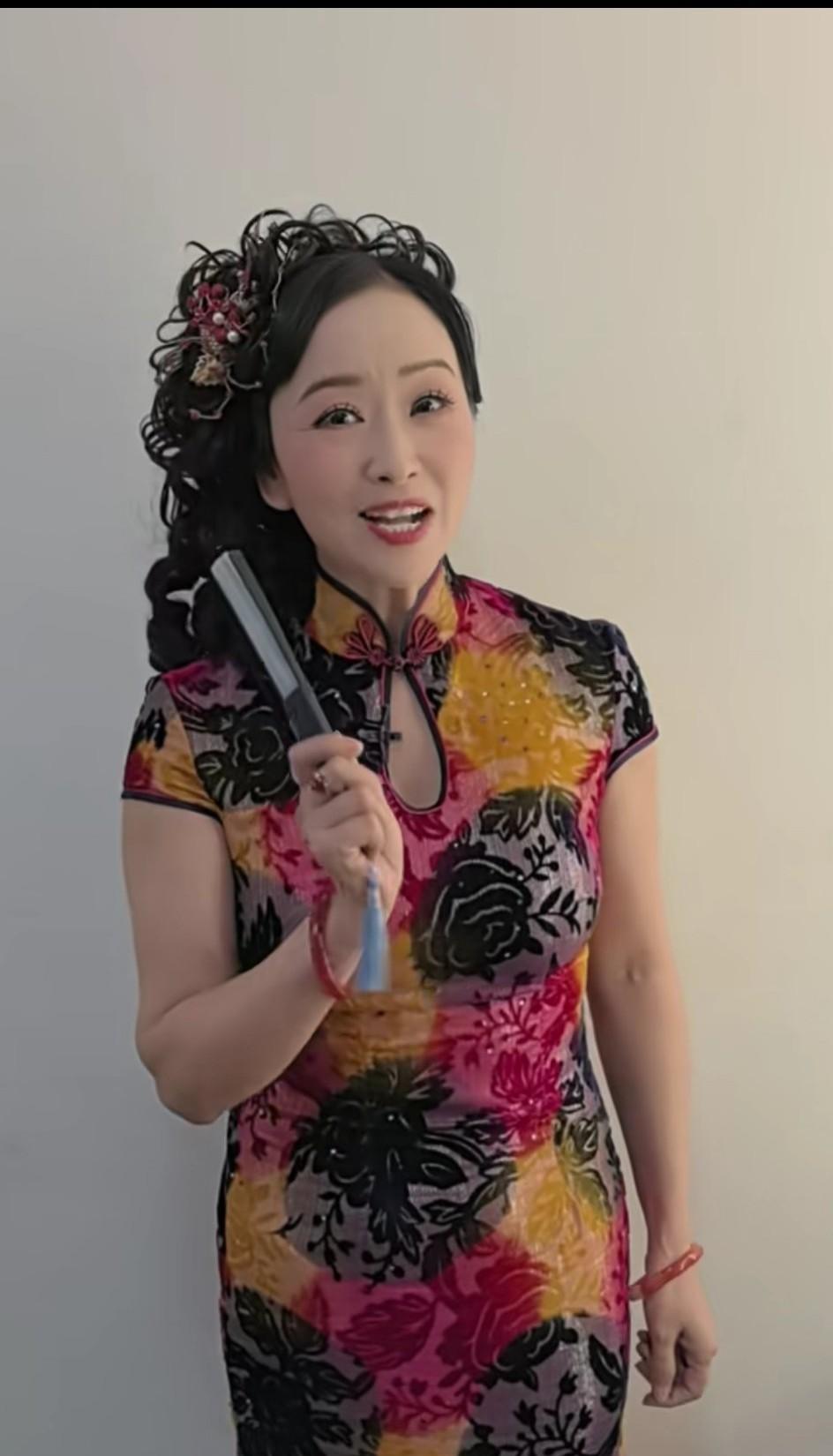 好久不见滑稽演员徐英，为什么她年纪不大却喜欢穿旗袍。其实，徐英一点没有滑稽天赋，