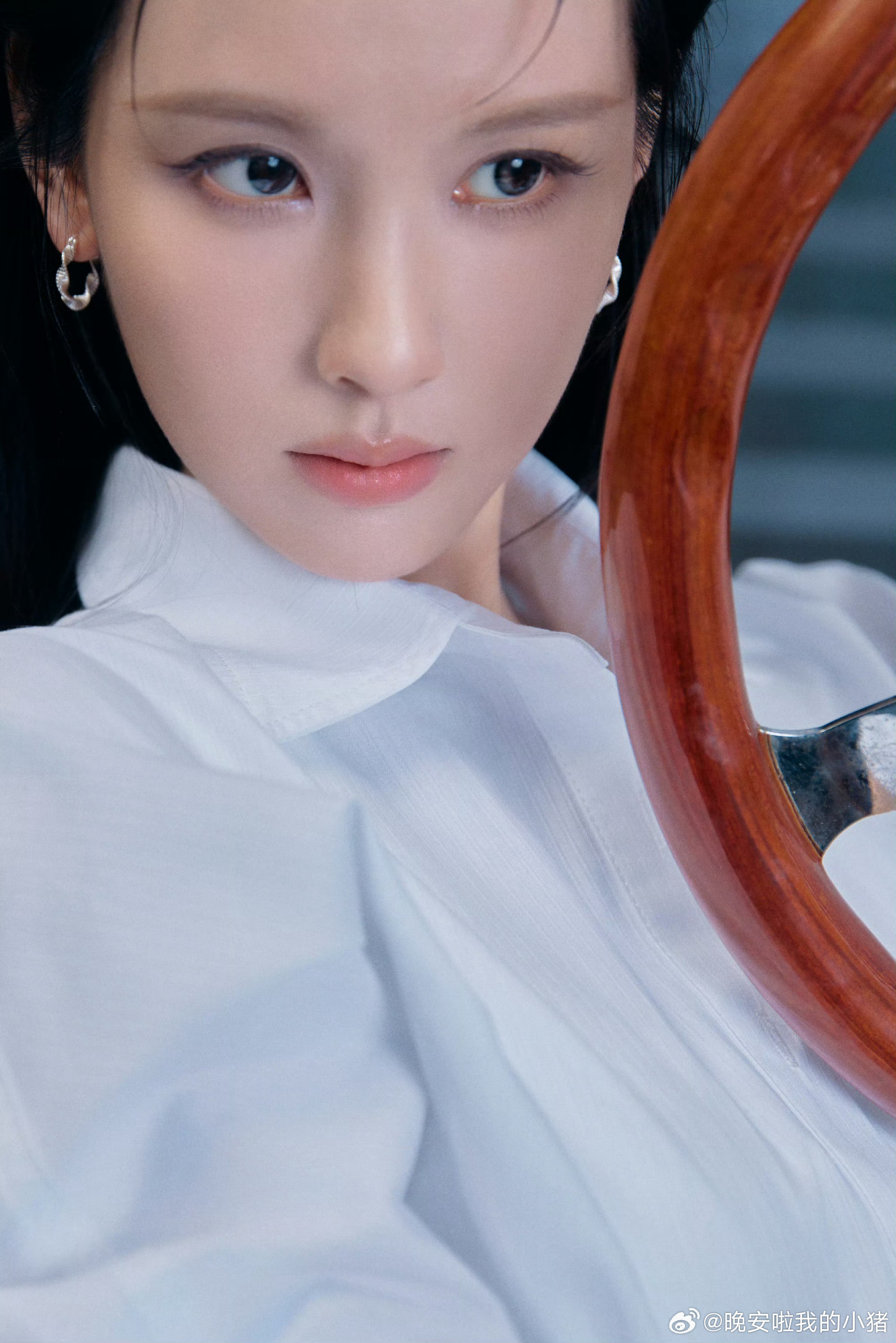 陈都灵直播造型出图，湿发眼镜Look直呼高智感学姐