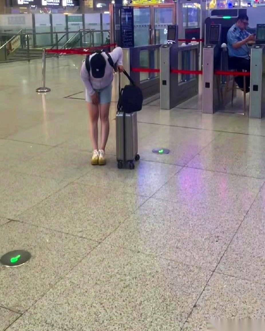 高铁站闸机口，拖着行李箱的女孩头都没回。我以为又是个满眼只有新生活、没心没肺的